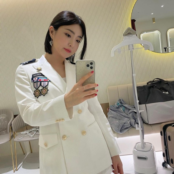 하얀 제복을 입은 브레이브걸스