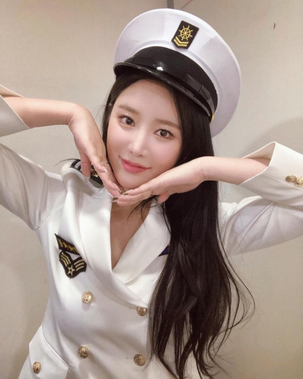 하얀 제복을 입은 브레이브걸스