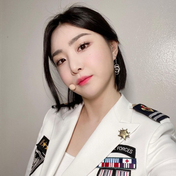 하얀 제복을 입은 브레이브걸스