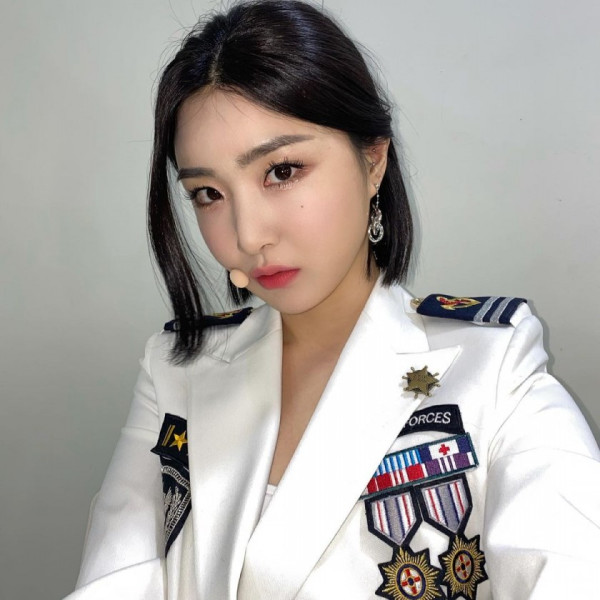 하얀 제복을 입은 브레이브걸스