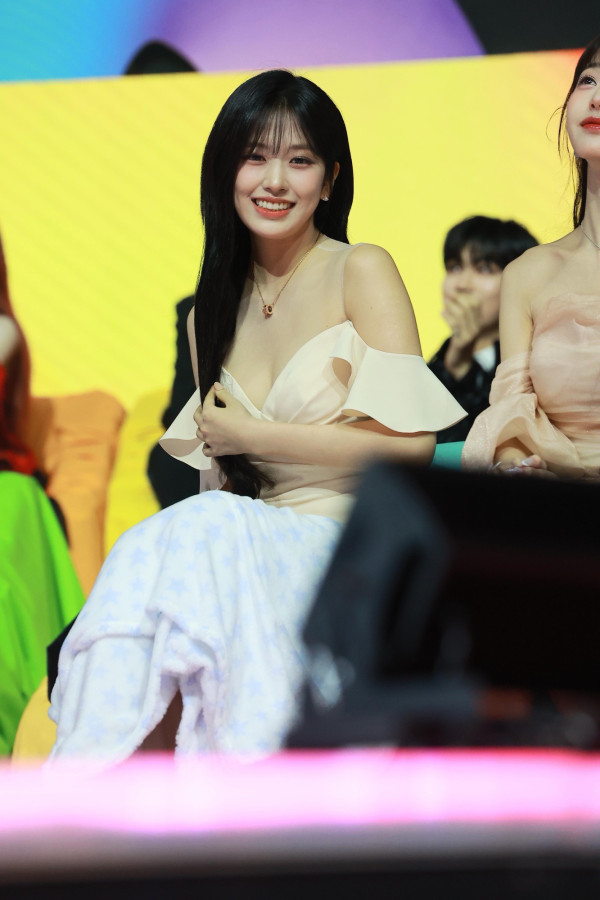 안유진 깊게 파인 드레스