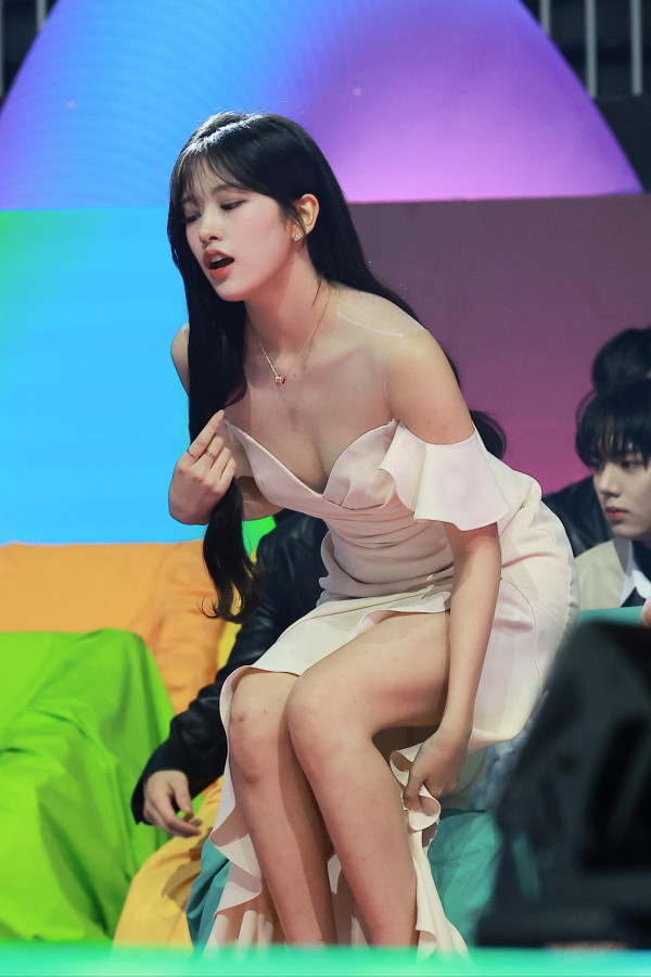 안유진 깊게 파인 드레스