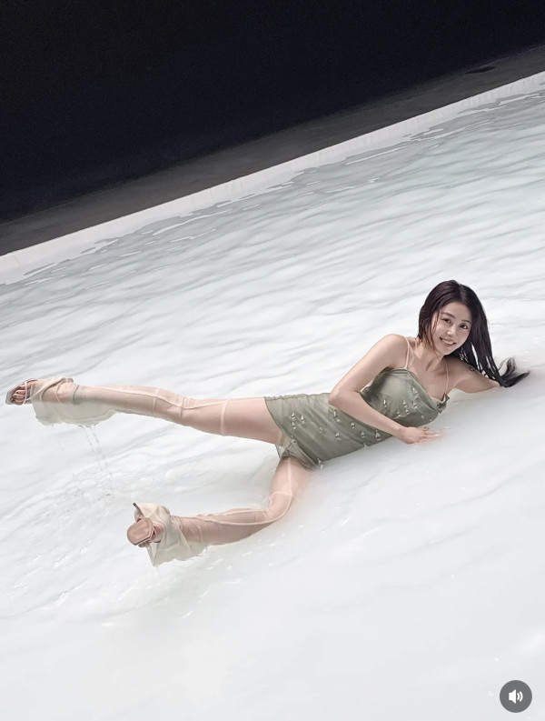 물바닥에 엎드린 허윤진