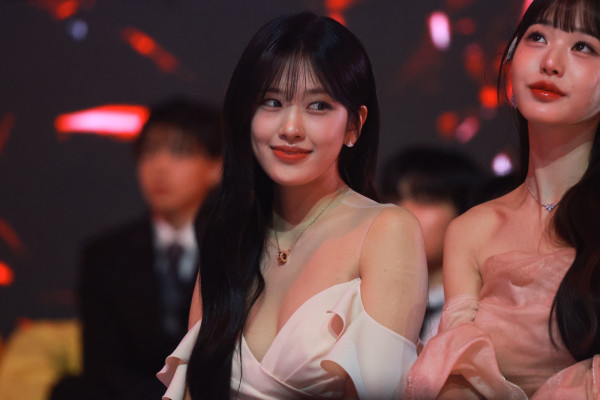 안유진 깊게 파인 드레스
