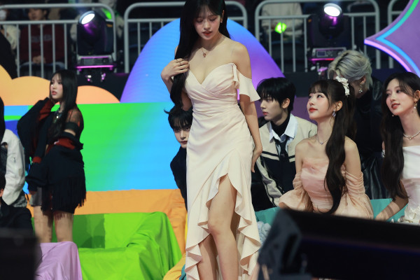 안유진 깊게 파인 드레스