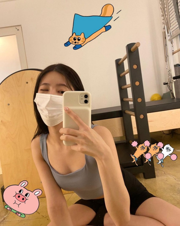 필라테스 하면서 셀카 찍는 미연