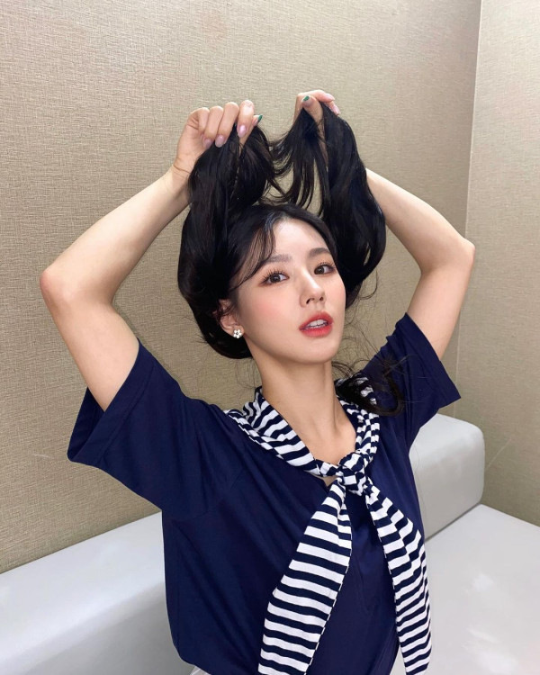 필라테스 하면서 셀카 찍는 미연