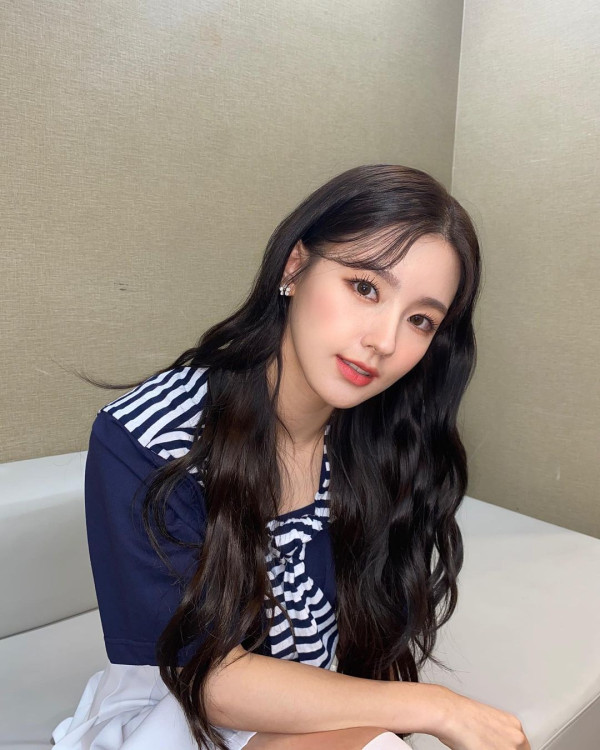 필라테스 하면서 셀카 찍는 미연