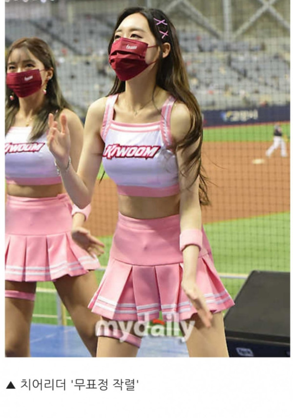 치어리더한테 화가 난 기자