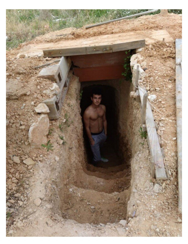 집 마당에 구멍을 파기 시작한 남자 근황