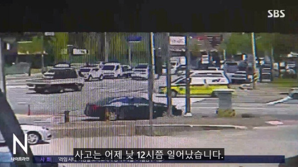 옆으로 쓰러진 구급차를 본 시민들