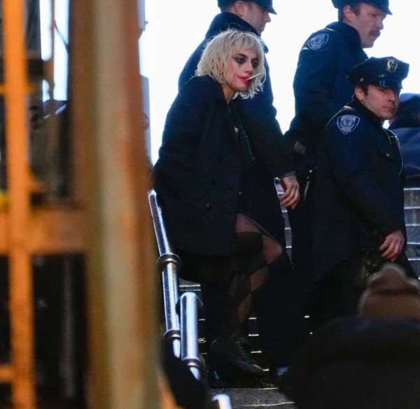 조커2 씹어먹을듯한 레이디가가 계단씬