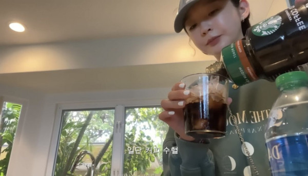 친구들과 점점 멀어지는 강민경