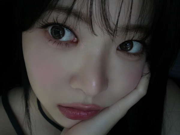 프린팅 검정 민소매 상큼한 르세라핌 홍은채