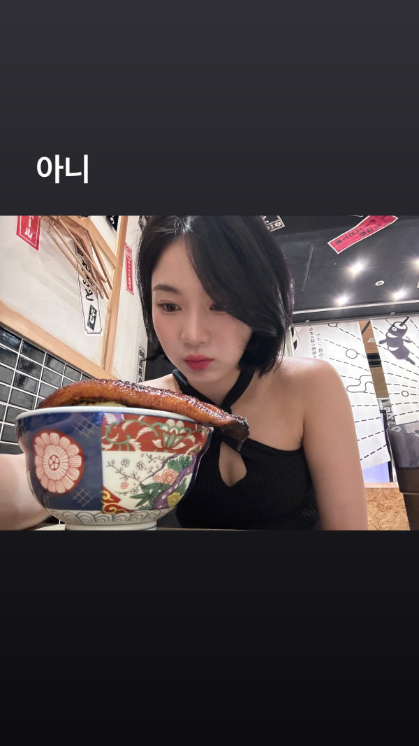 검정홀터넥 스테이씨 아이사