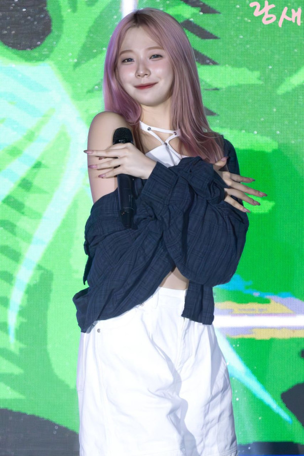 흰 홀터넥 나시..요망한 포즈 프로미스나인 백지헌