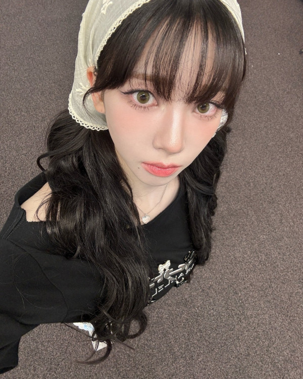 에스파 카리나  윗각도로 찍은 셀카모음