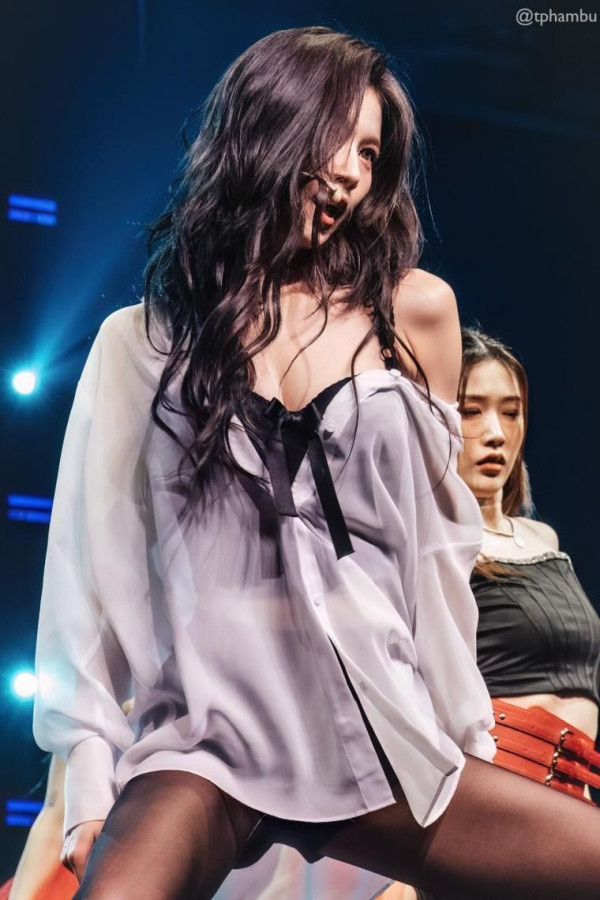 셔츠룩 쩍벌안무 검스 허벅지 트와이스 사나