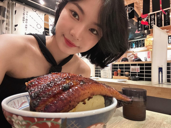 검정홀터넥 스테이씨 아이사