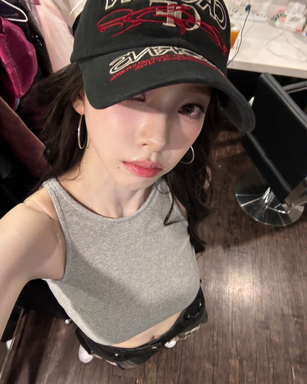 에스파 카리나  윗각도로 찍은 셀카모음