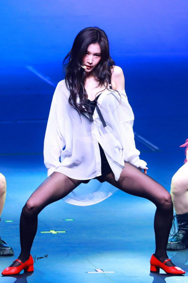 셔츠룩 쩍벌안무 검스 허벅지 트와이스 사나