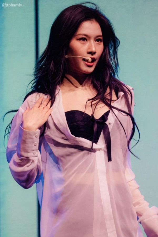 셔츠룩 쩍벌안무 검스 허벅지 트와이스 사나