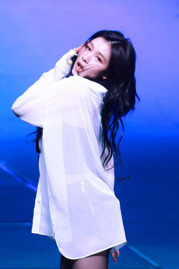 셔츠룩 쩍벌안무 검스 허벅지 트와이스 사나