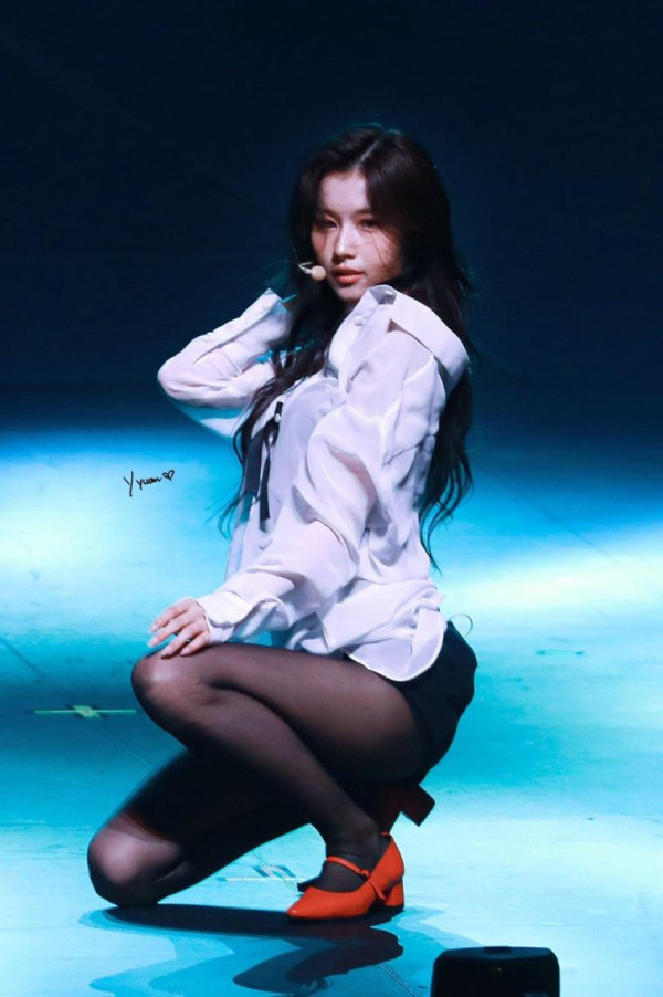 셔츠룩 쩍벌안무 검스 허벅지 트와이스 사나