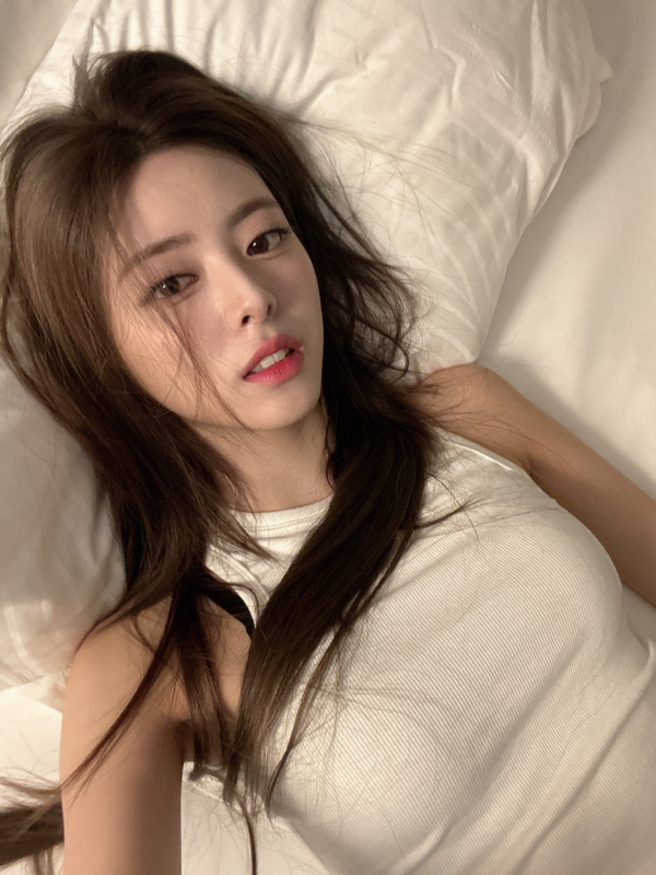흰 골지 민소매 입고 침대셀카 찍은 ITZY 유나