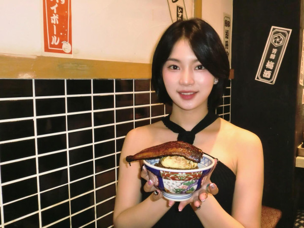 검정홀터넥 스테이씨 아이사