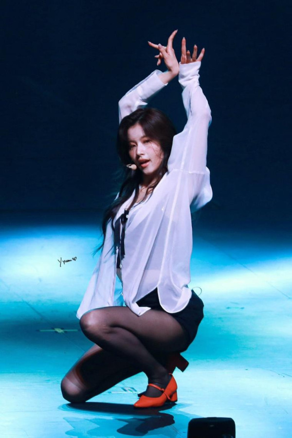 셔츠룩 쩍벌안무 검스 허벅지 트와이스 사나