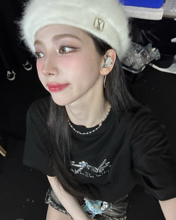 에스파 카리나  윗각도로 찍은 셀카모음