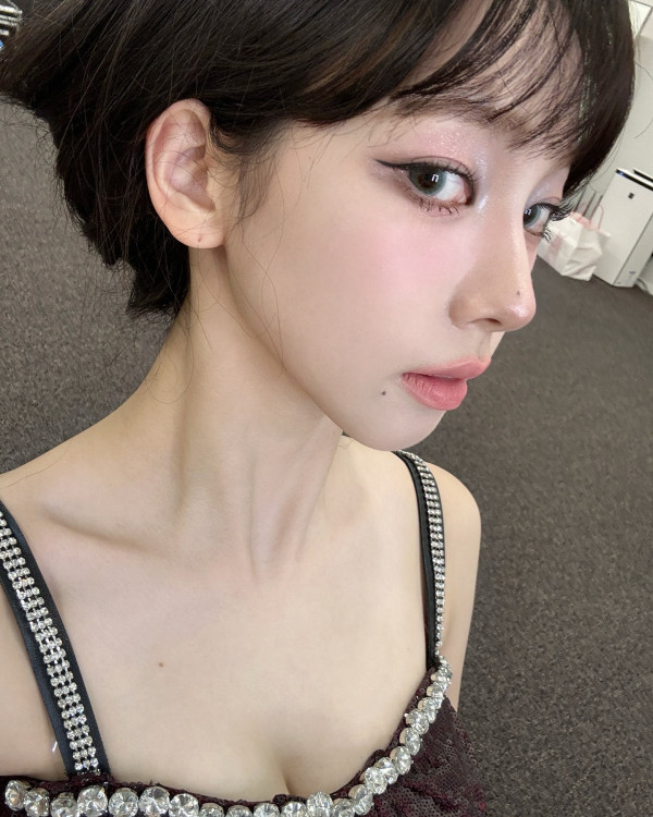 에스파 카리나  윗각도로 찍은 셀카모음