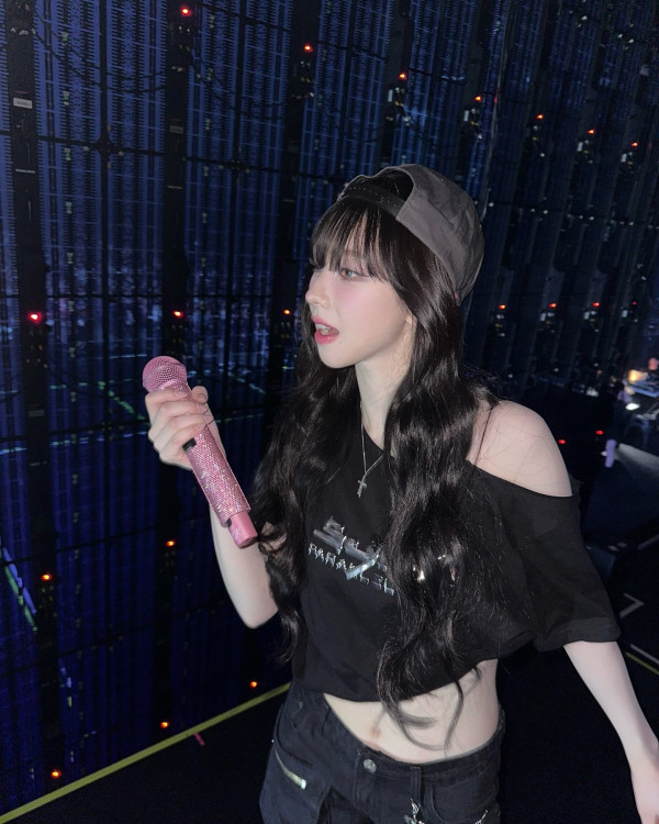 에스파 카리나  윗각도로 찍은 셀카모음