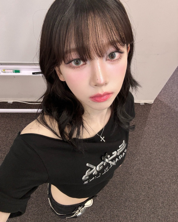 에스파 카리나  윗각도로 찍은 셀카모음