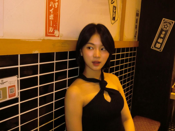 검정홀터넥 스테이씨 아이사