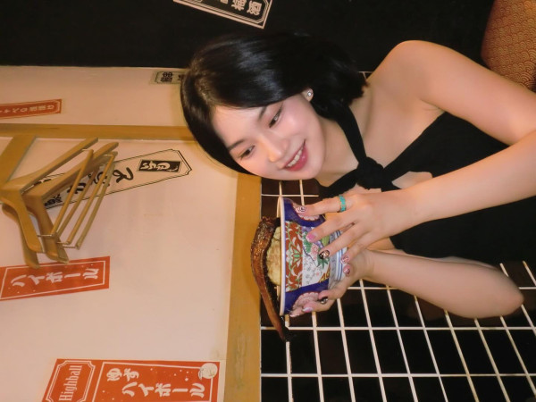 검정홀터넥 스테이씨 아이사