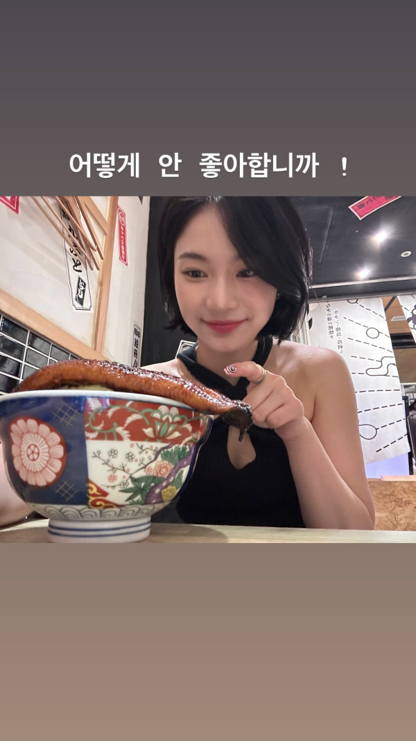 검정홀터넥 스테이씨 아이사