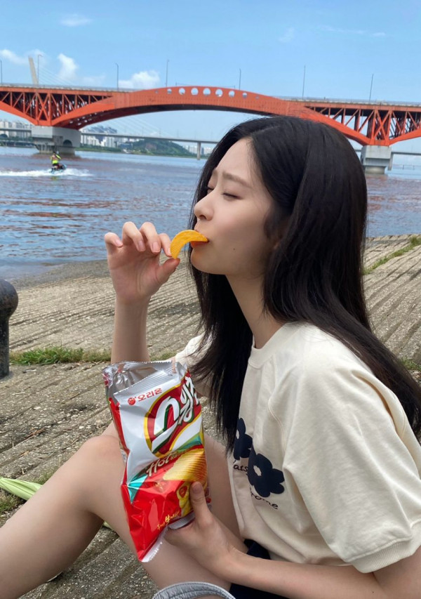 한강에서 스윙칩 먹는 김민주 미모