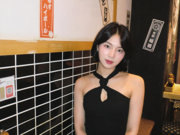 검정홀터넥 스테이씨 아이사