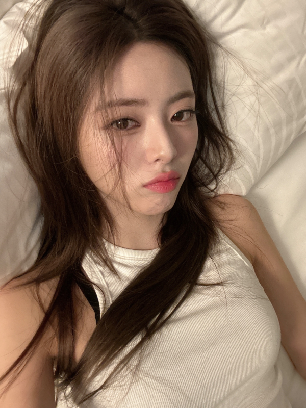 흰 골지 민소매 입고 침대셀카 찍은 ITZY 유나