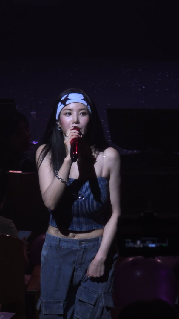 묵직한 디젤 골지 튜브탑 입은 권은비 몸매