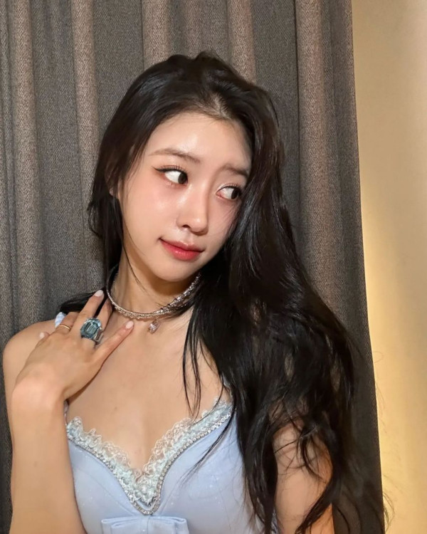 러블리즈 이미주 하늘색 레이스 란제리룩