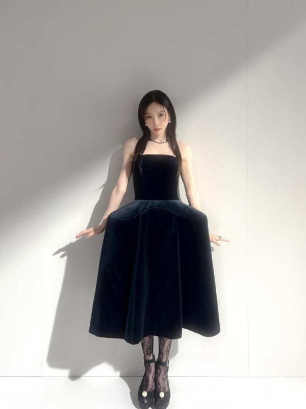 블랙벨벳 오프숄더 드레스 입은 태연