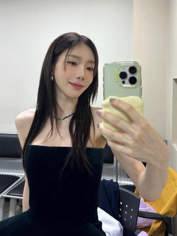 블랙벨벳 오프숄더 드레스 입은 태연