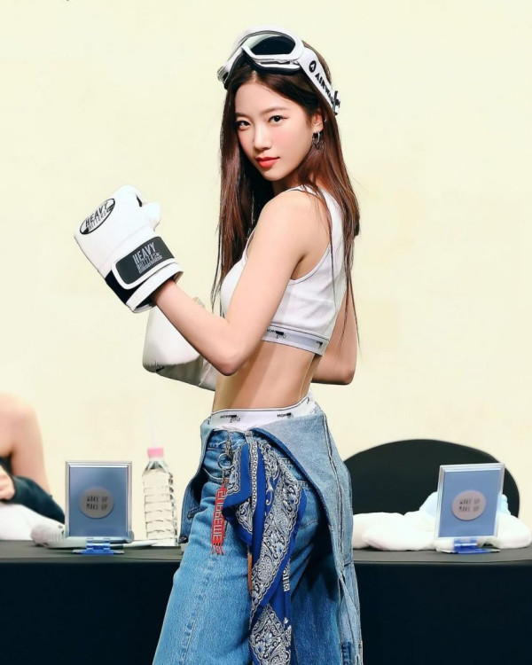 르세라핌 카즈하 탄탄한 복근