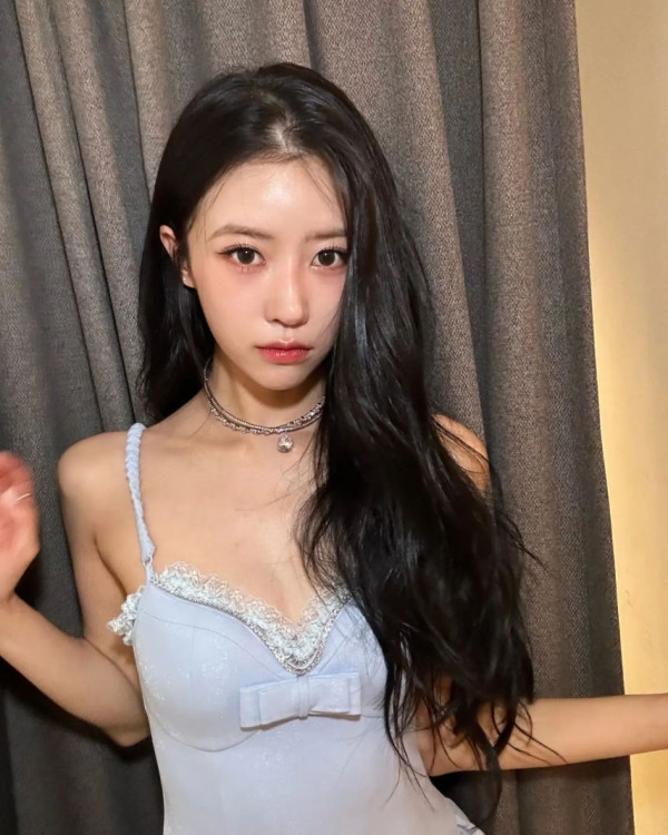 러블리즈 이미주 하늘색 레이스 란제리룩