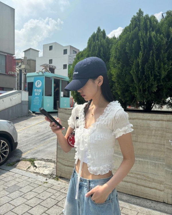 흰 끈나시 트와이스 모모와 미나