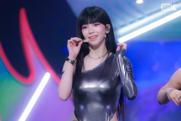 새우튀김 모자를 쓴 에스파 카리나