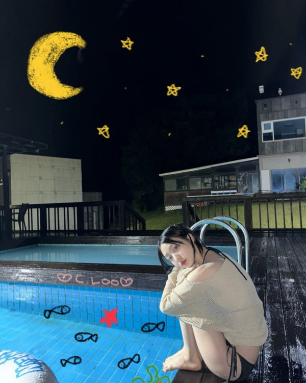 수영장의 루셈블 여진 검은색 끈비키니 몸매